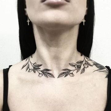 tatuajes cuello mujer delante