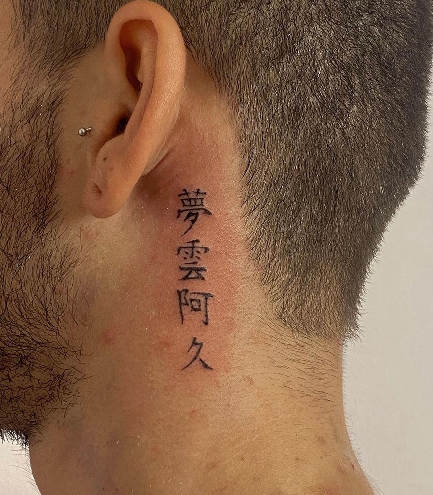 letras en el cuello tatuaje