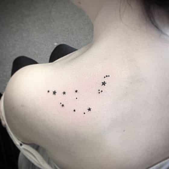 tatuaje estrellas hombro mujer