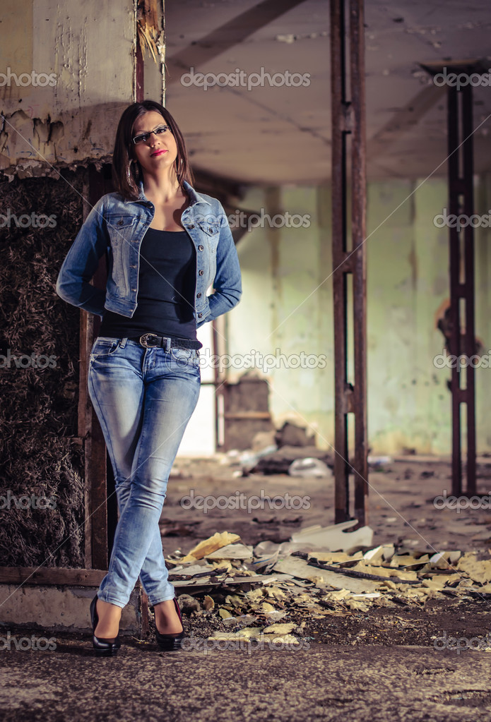 photoshoot poses for girls in jeans