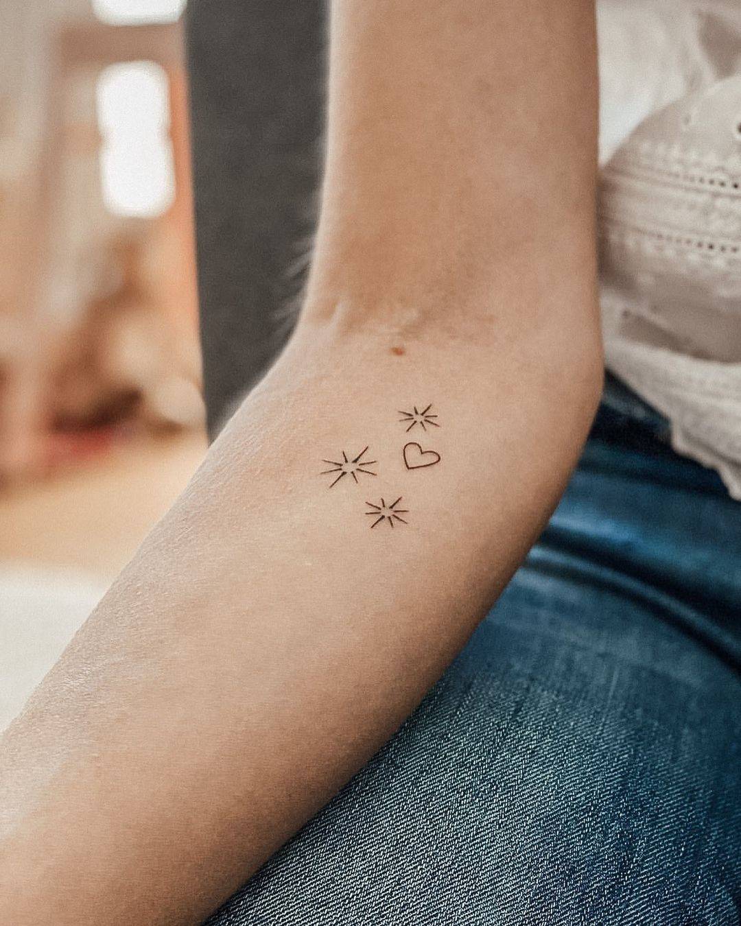 estrella tatuaje minimalista