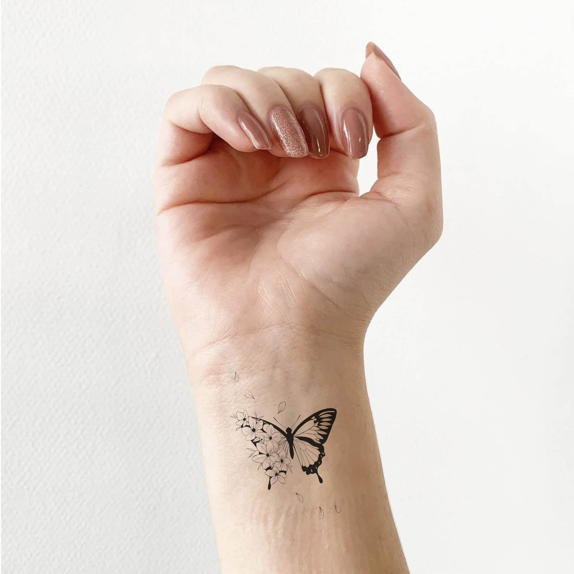 tatuajes pequeños de mariposas para mujeres