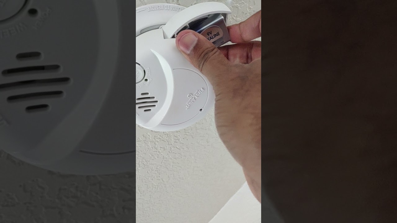 green blinking light on smoke detector