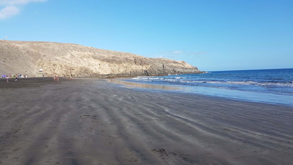 playa nudista montaña arena