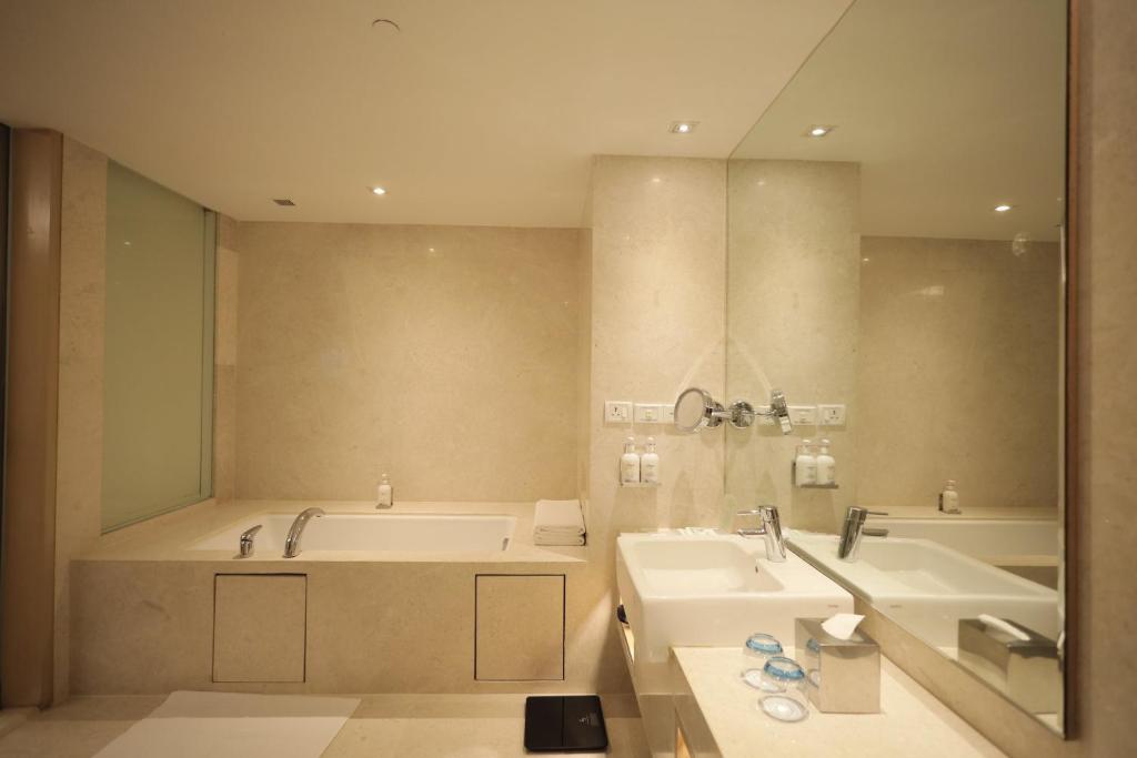 hotels with jacuzzi in room in mumbai