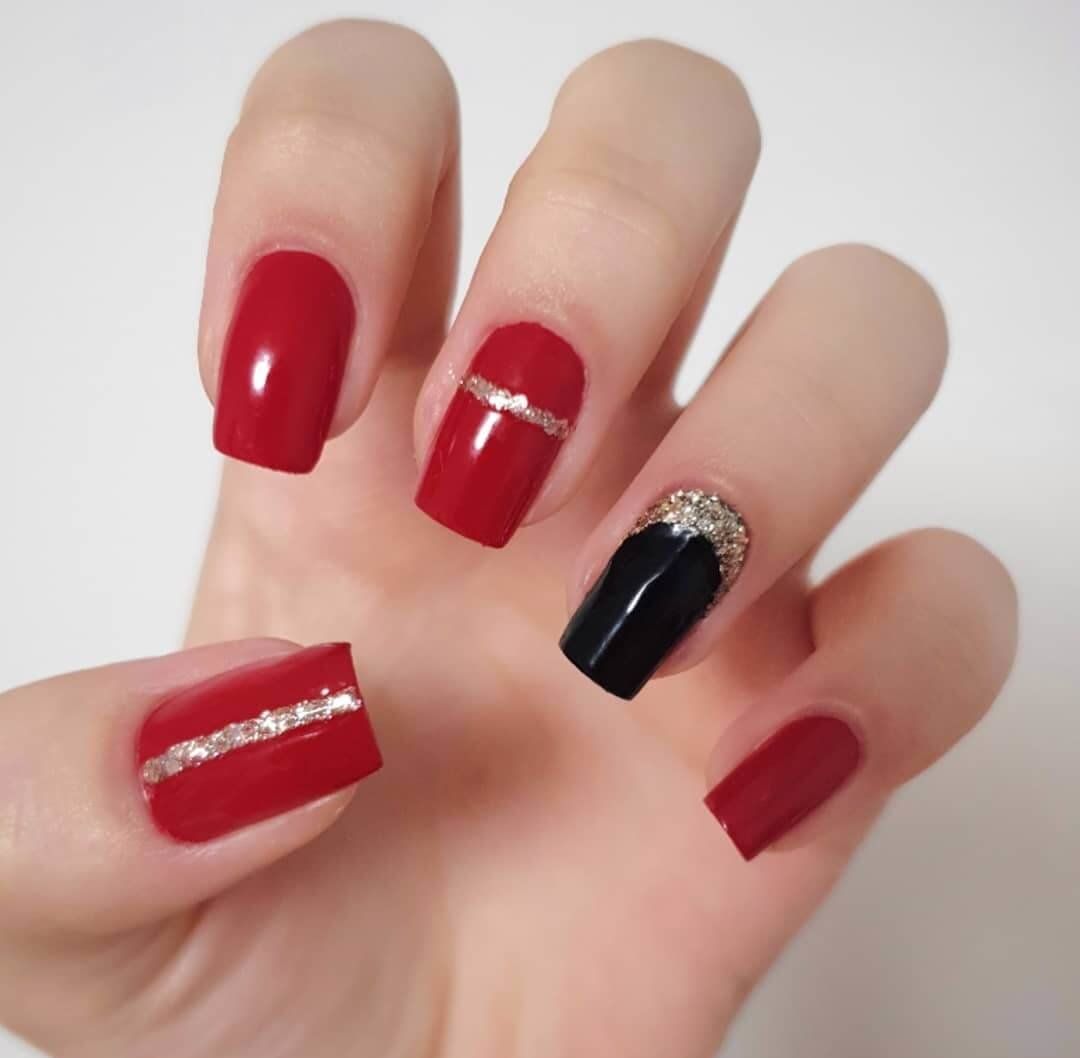 uñas acrilicas rojas con negro