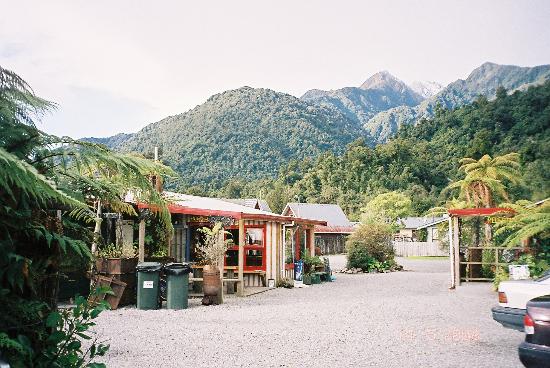 glow+worm+accommodation+franz+josef+new+zealand