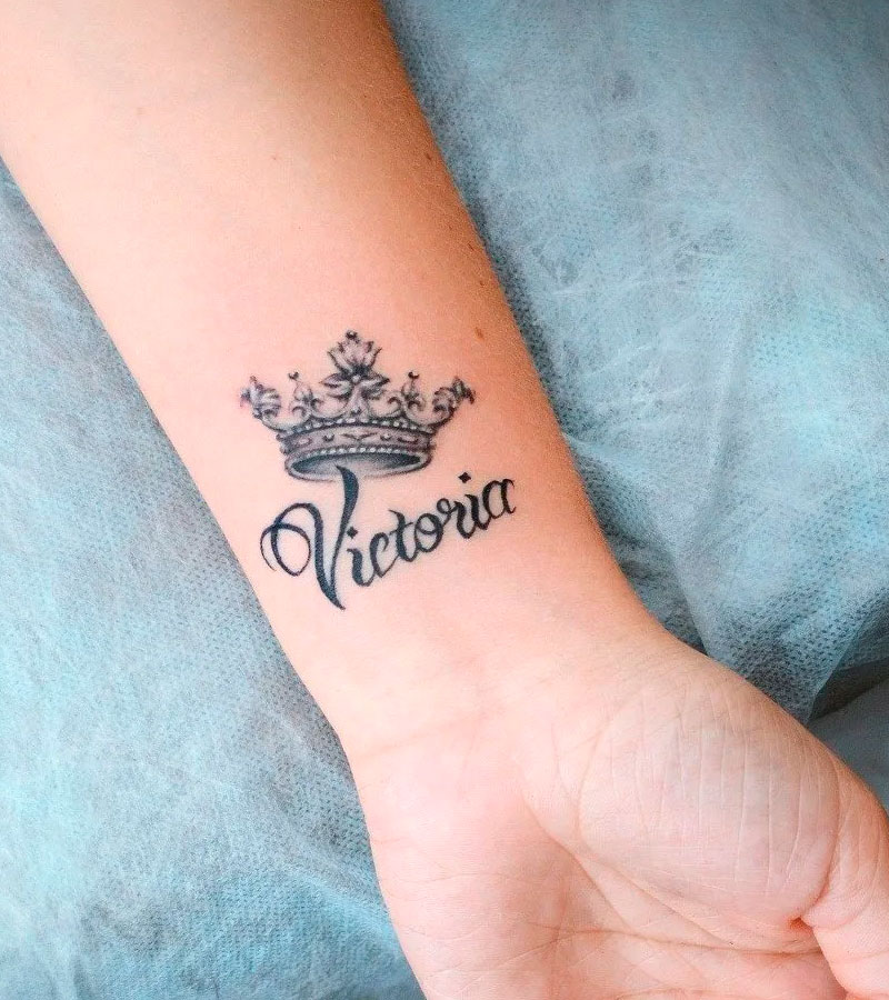 tatuajes de coronas con nombres