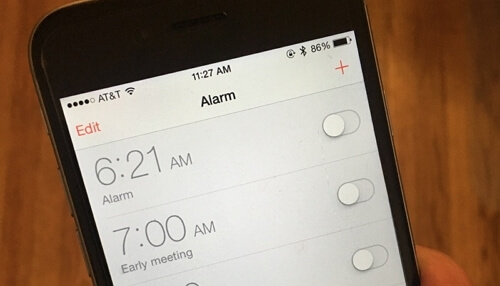 mi iphone no prende y suena una alarma