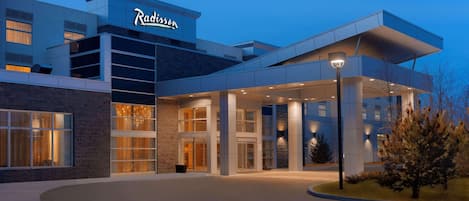 hotels near cross iron mills mall