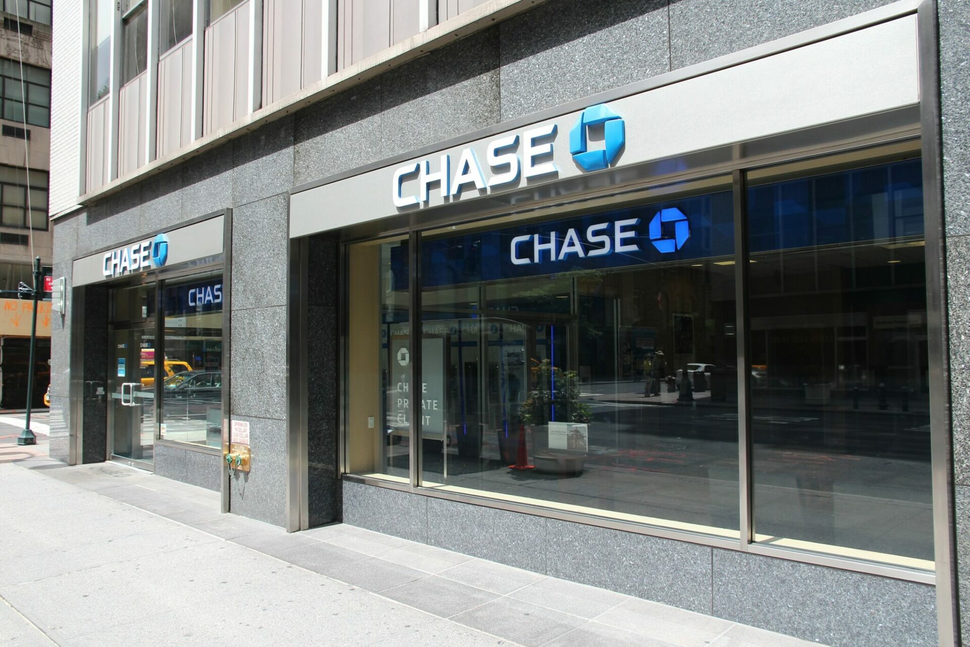 closest chase bank to me