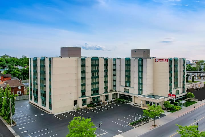 wyndham niagara falls near the falls