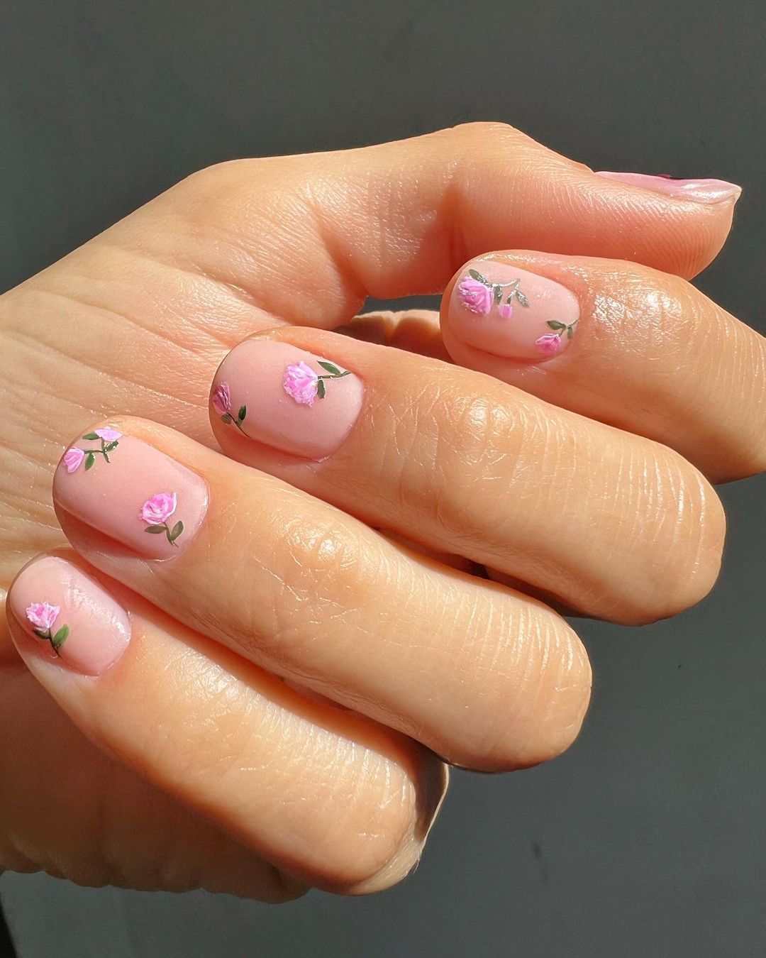 uñas nude con flores