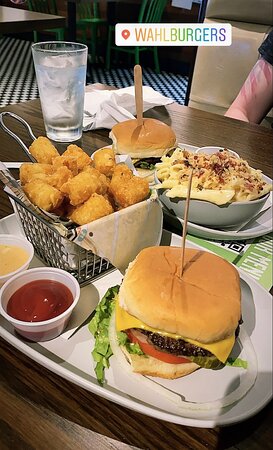 wahlburgers restaurant reviews