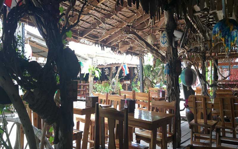 oasis bar and restaurant phi phi