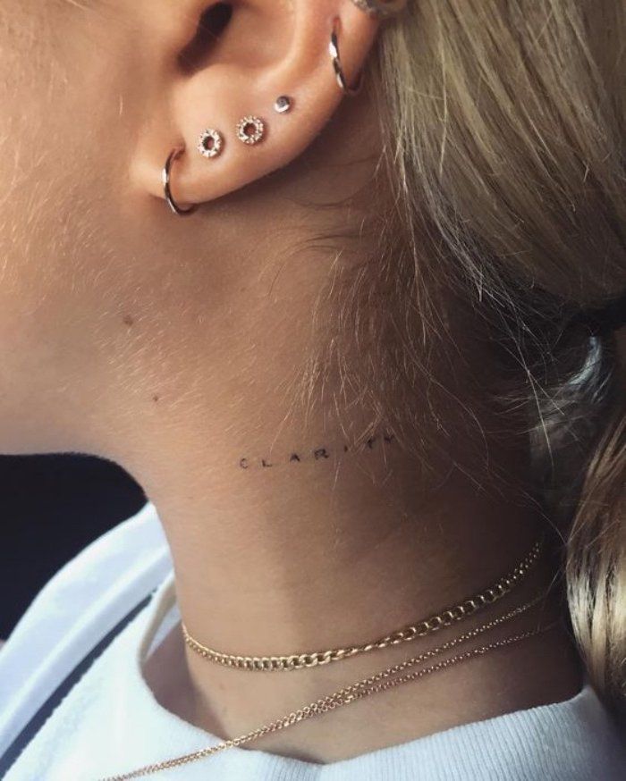 letras mujer tatuajes en el cuello