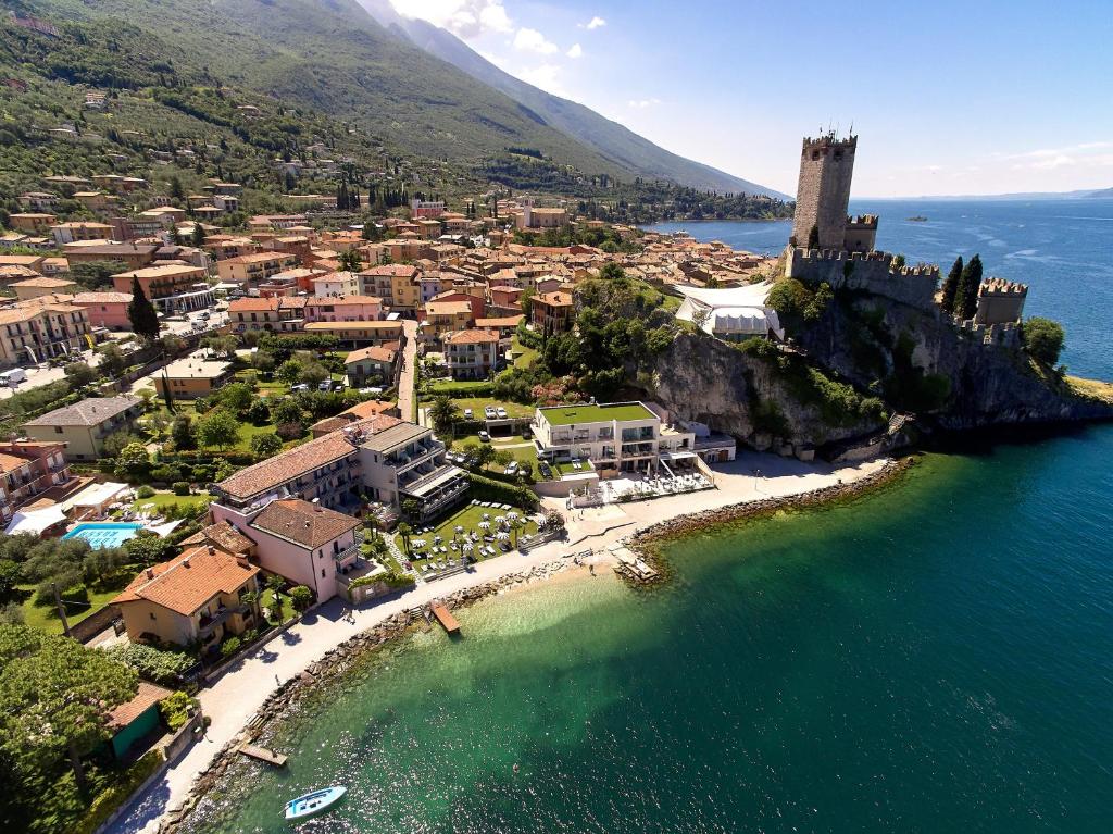 hotel castello lake front