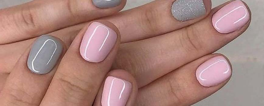 manicura gris y rosa