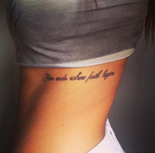 tatuajes en la costilla mujer frases