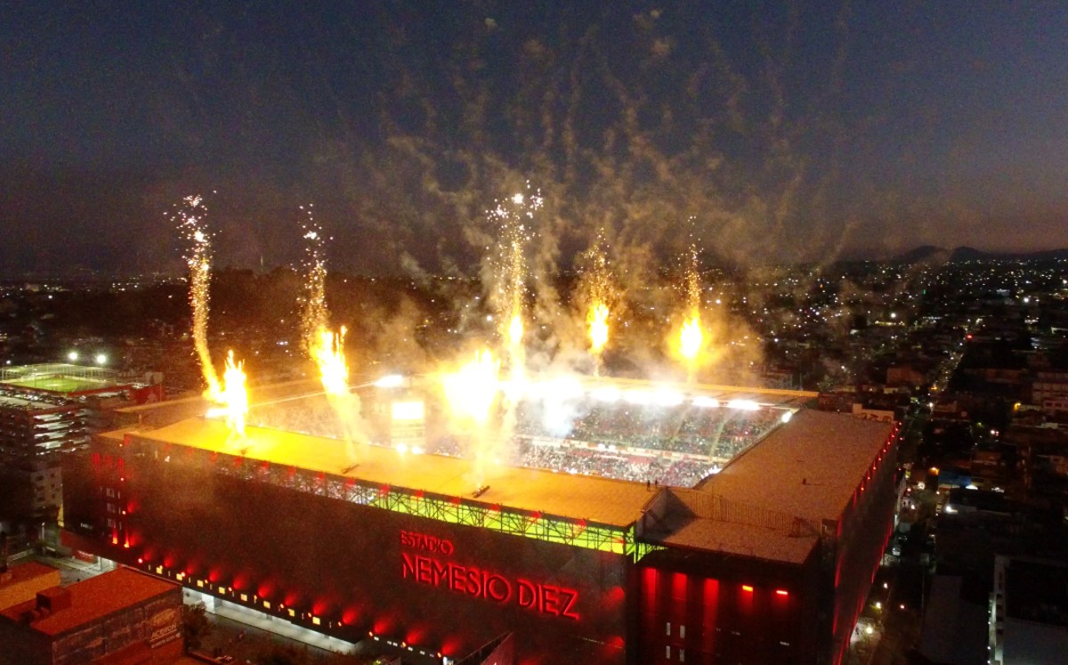 estadio nemesio diez de noche