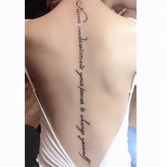 tatuajes de letras en la espalda