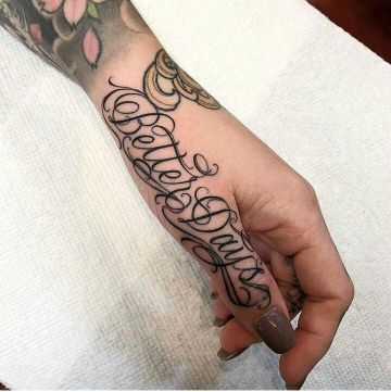 tatuajes de letras en la mano para mujer