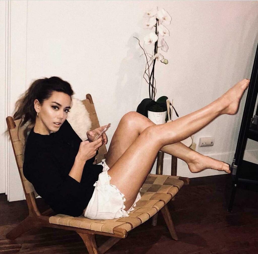 chloe bennet feet