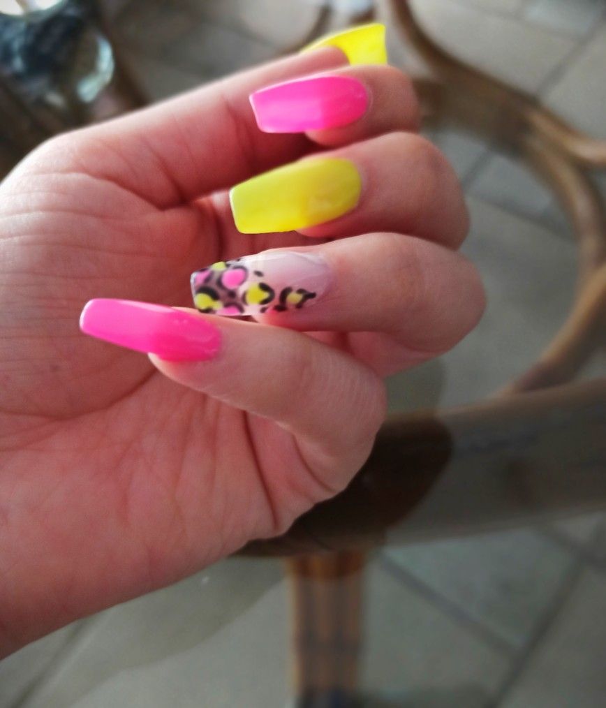 uñas amarillas con rosa