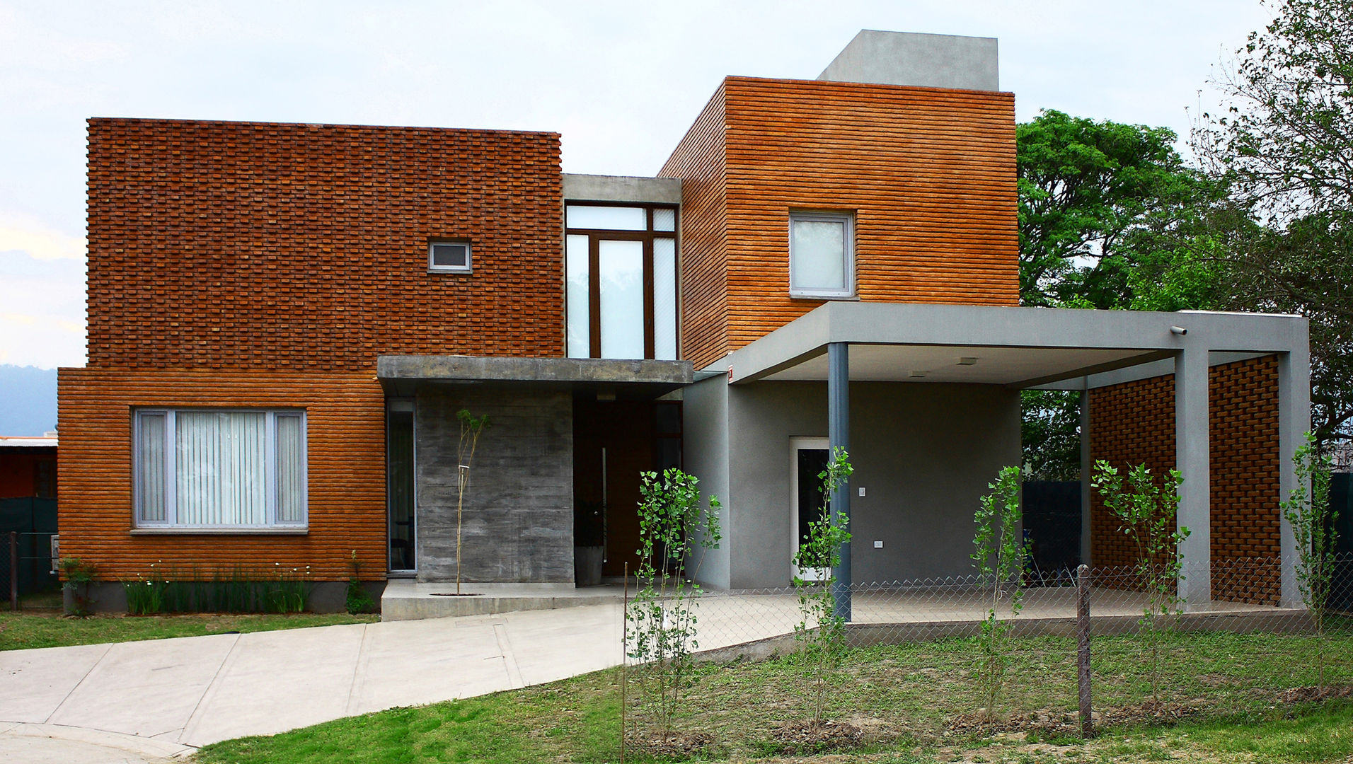 casas de dos pisos de ladrillo visto