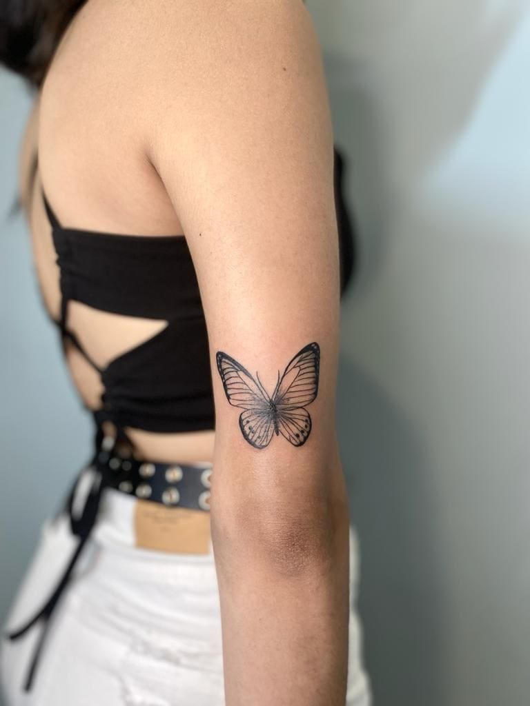 tatuaje mariposa brazo mujer