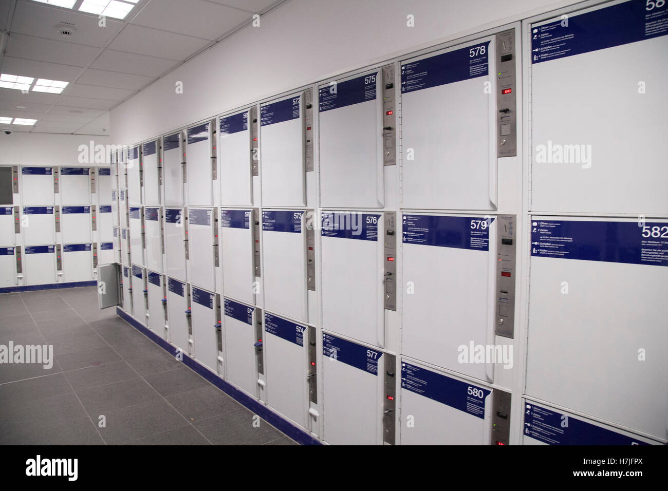 berlin central station luggage storage