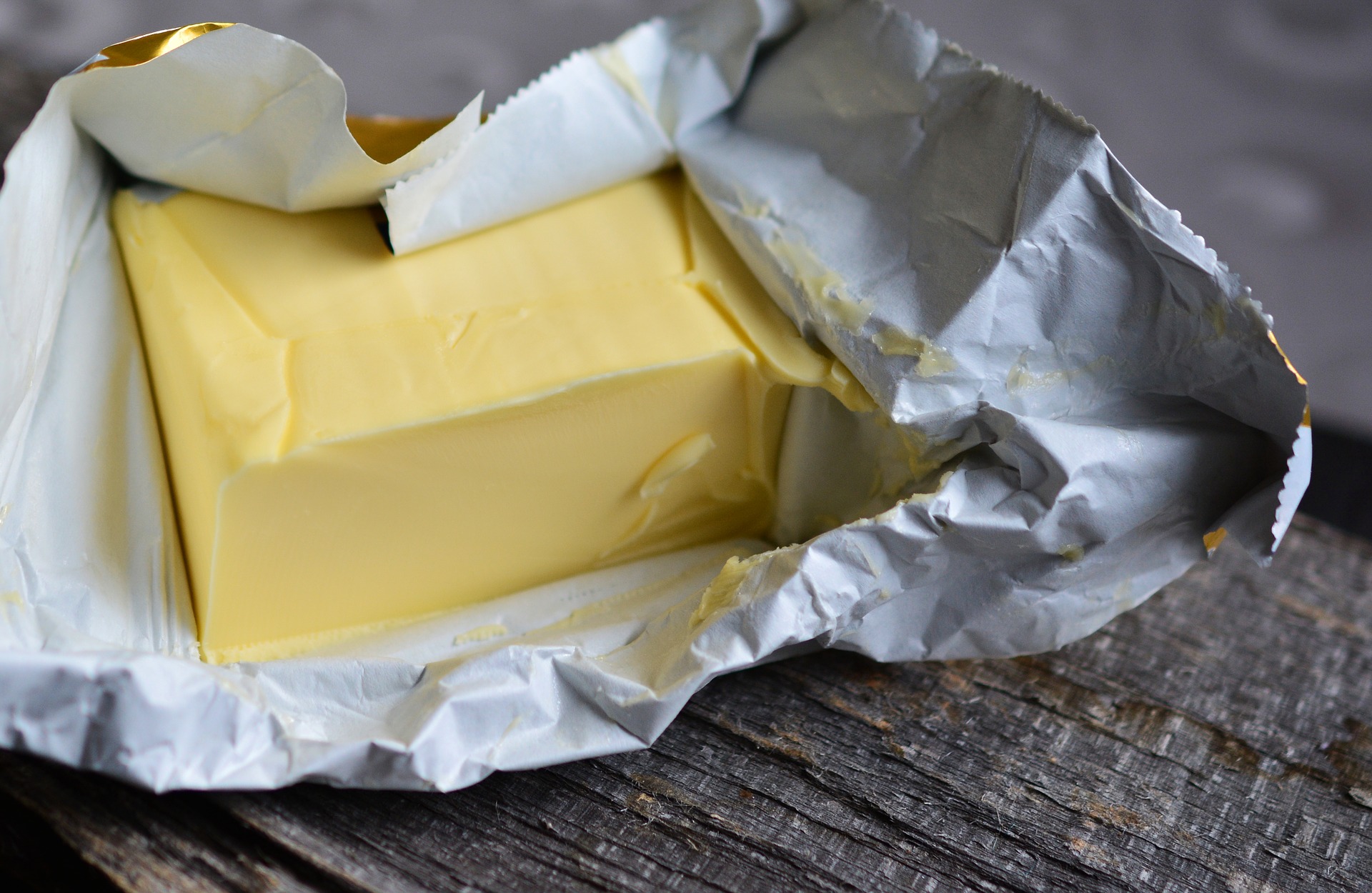 calories in 100g of butter