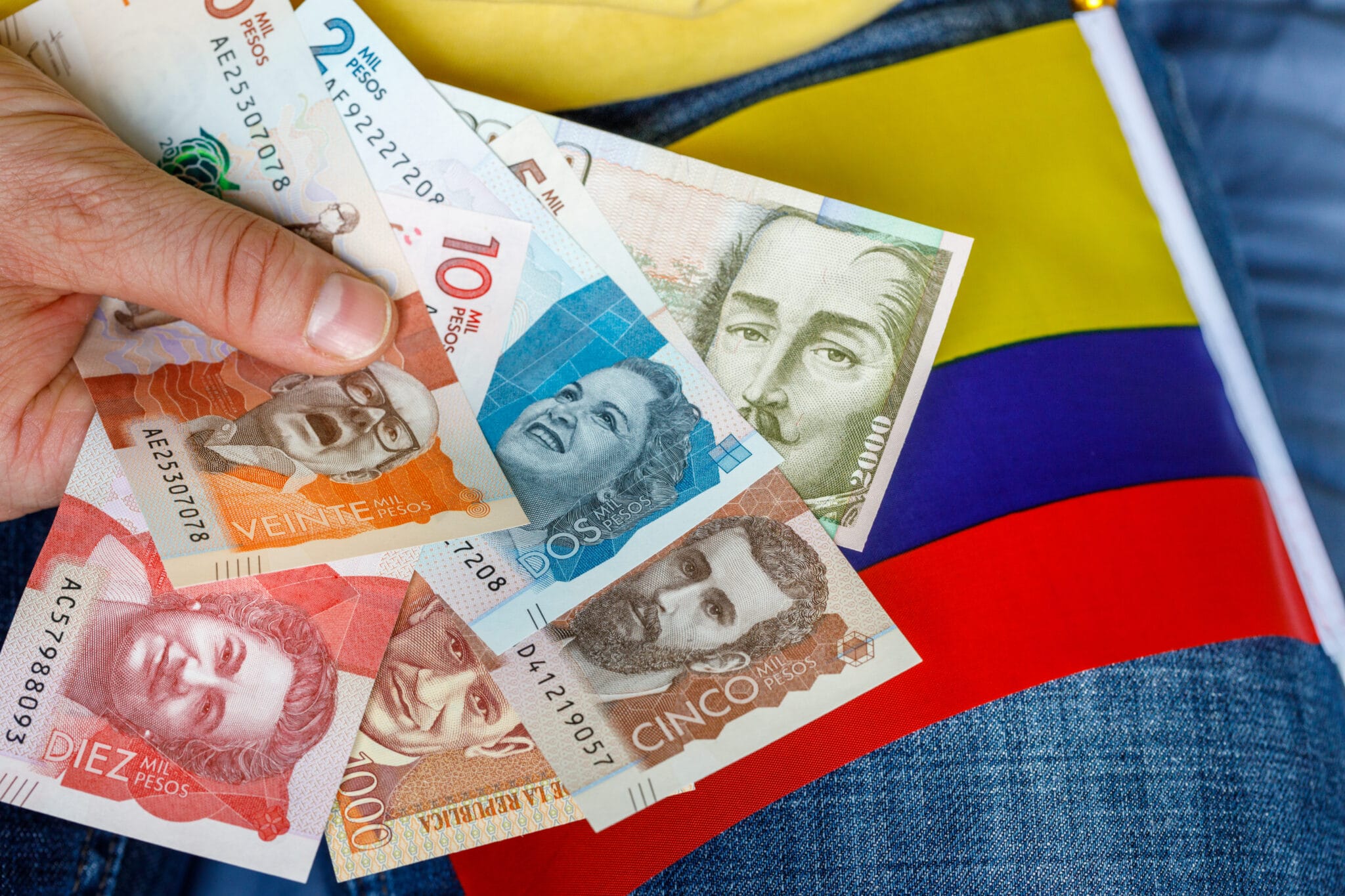 currency converter pounds to colombian pesos