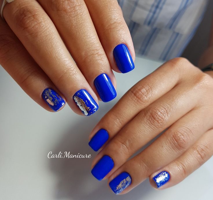 diseño de uñas en azul