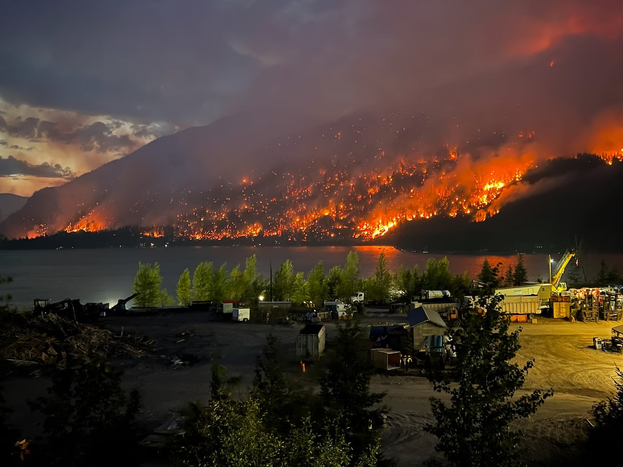 adams lake forest fire