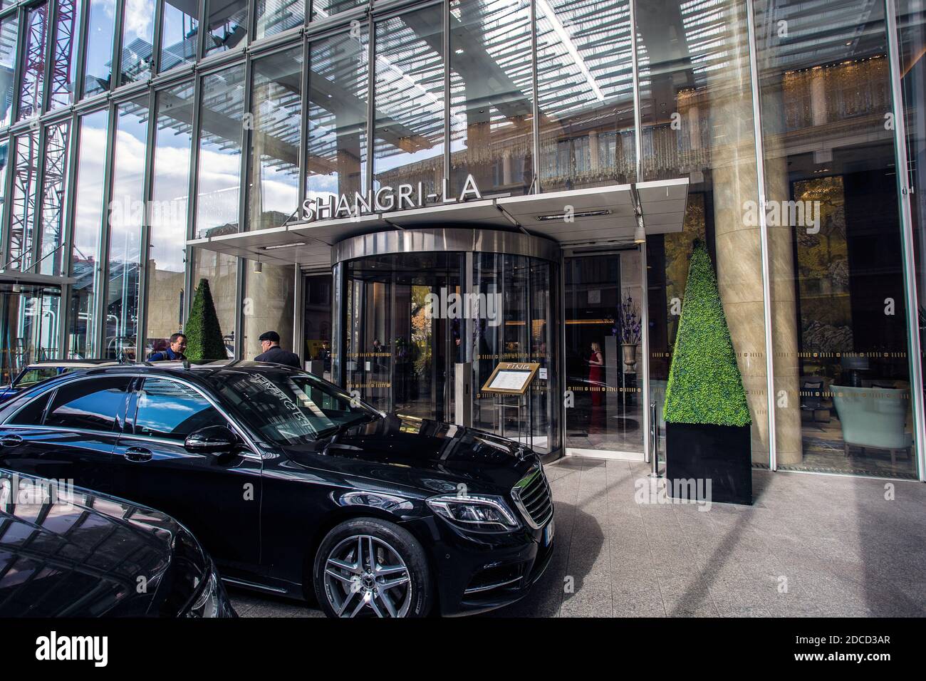 edsa shangri la hotel entrance