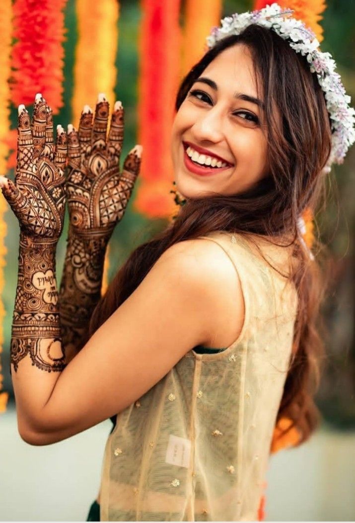 mehndi pose bride