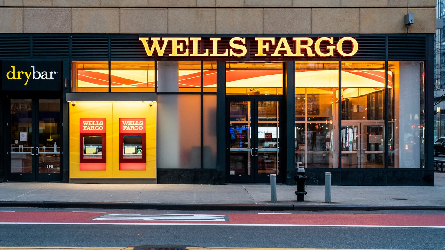 wells fargo bank near me phone number