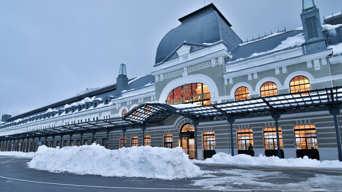 hotel near una railway station