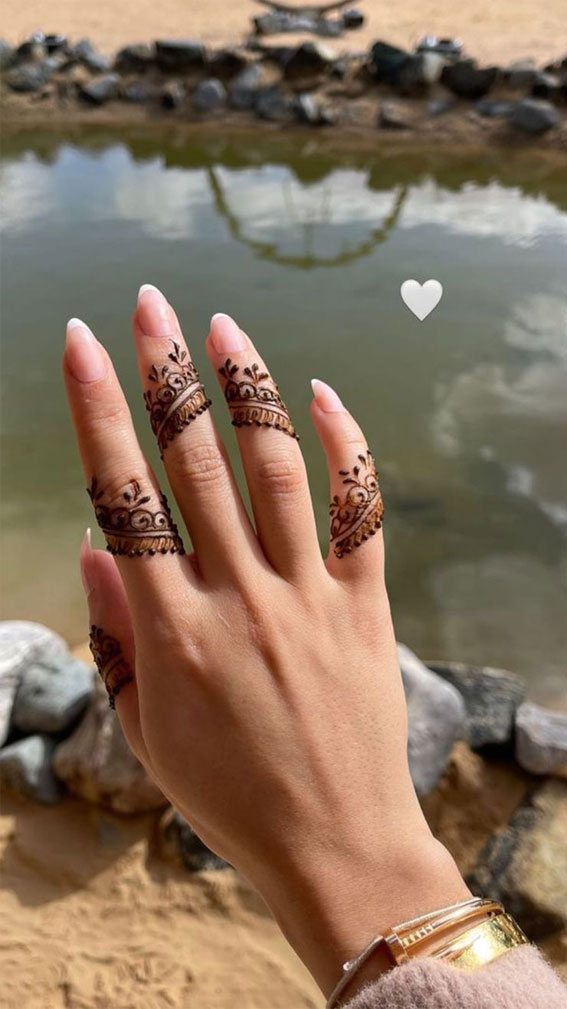 henna fingers