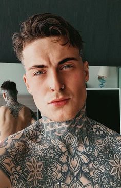 hombres con tatuajes en el cuello