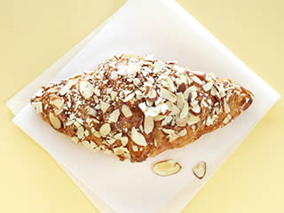 how many calories in an almond croissant