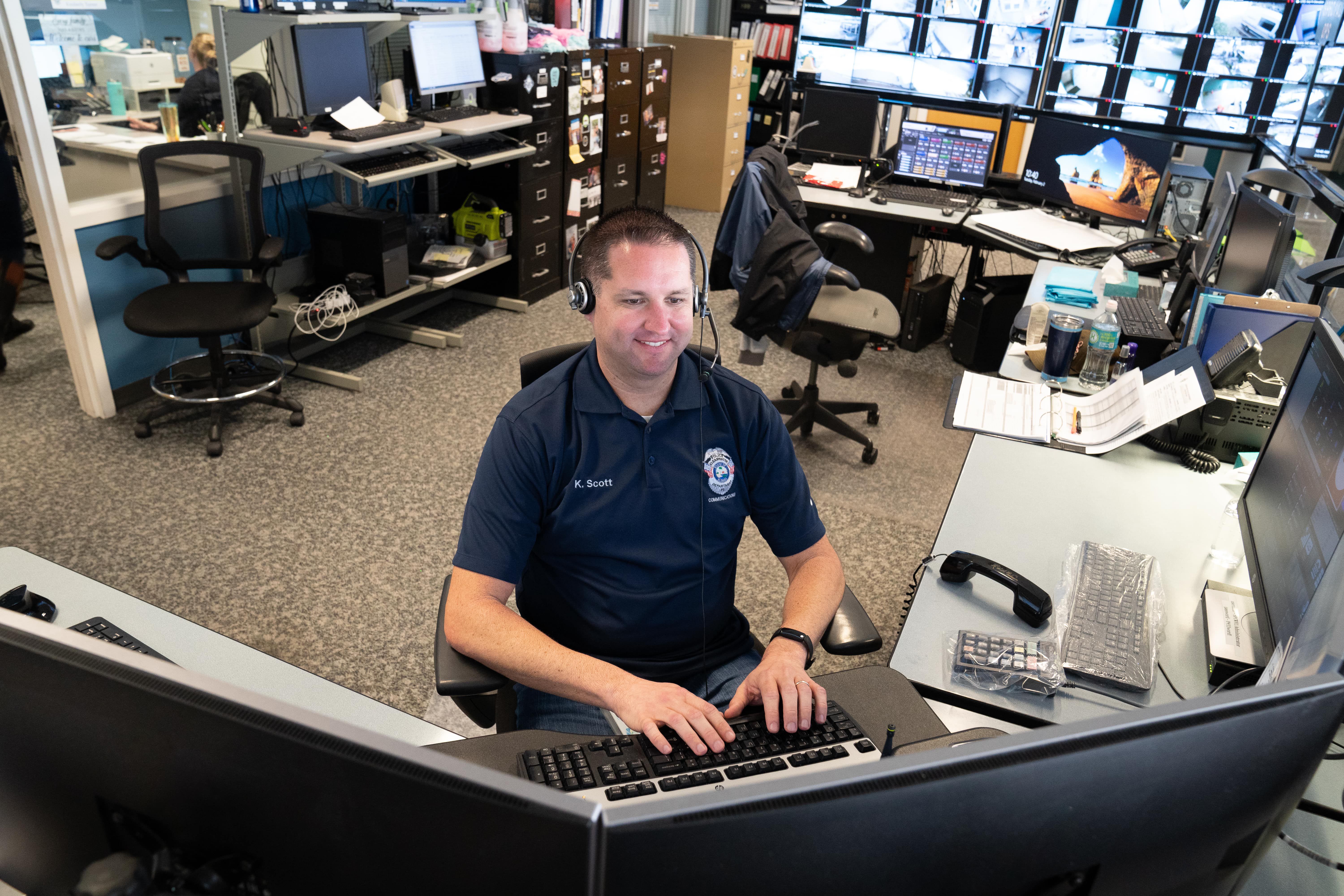 how much does 911 dispatcher make