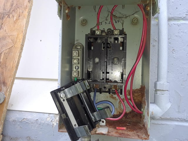 outdoor fuse box