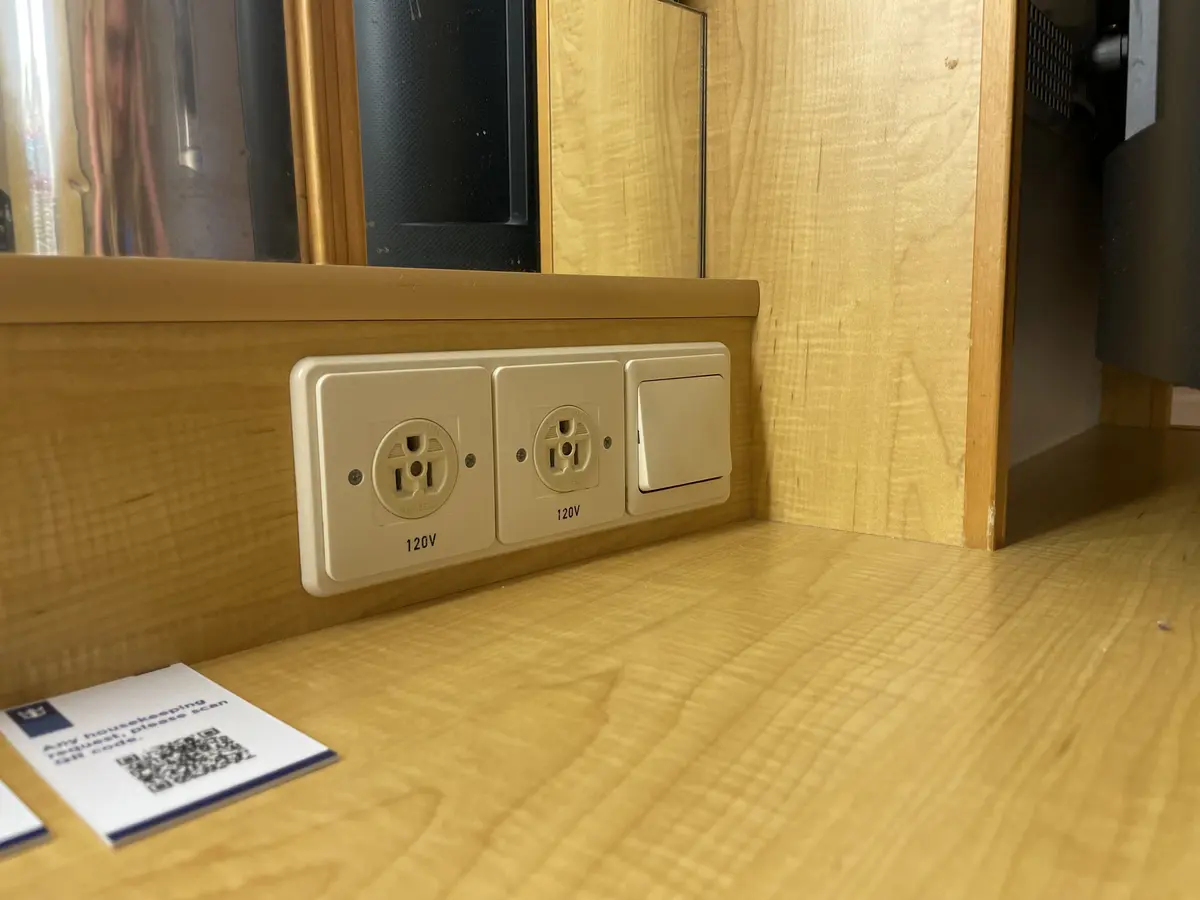 ovation of the seas power outlets