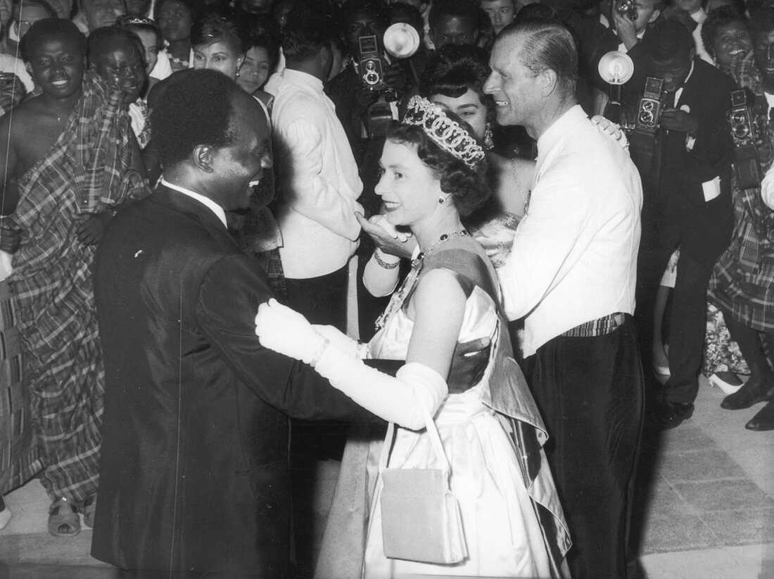 queen elizabeth dancing with african