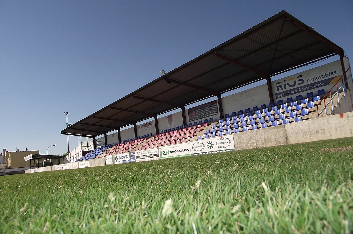 se puede cobrar entrada en un campo de fútbol municipal