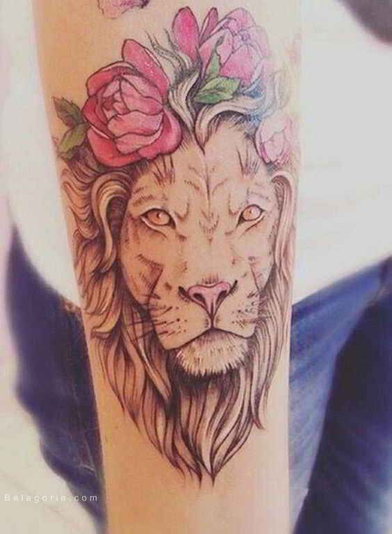 tatuaje de león para mujer