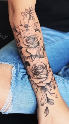 tatuaje flores brazo