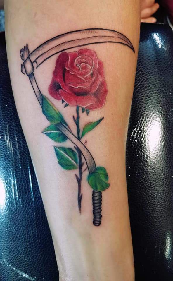 tatuajes de la santa muerte con rosas para mujer